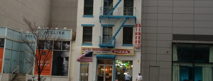 42nd Street Restaurant and Pizza is one of Gespeicherte Orte von John.