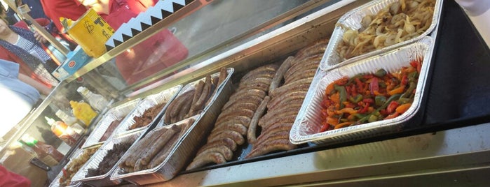 Artie's Famous Sausage is one of Lugares favoritos de Tammy.