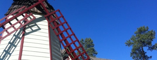 Strawberry Windmill Corner Inn is one of Locais curtidos por Rob.