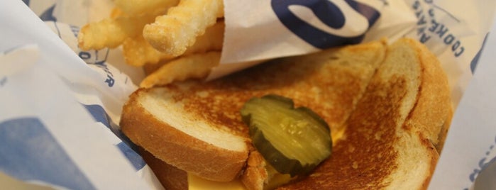 Culver's is one of Locais curtidos por Maria.