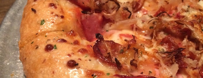 Hounddog's Three Degree Pizza is one of Rachel'in Beğendiği Mekanlar.