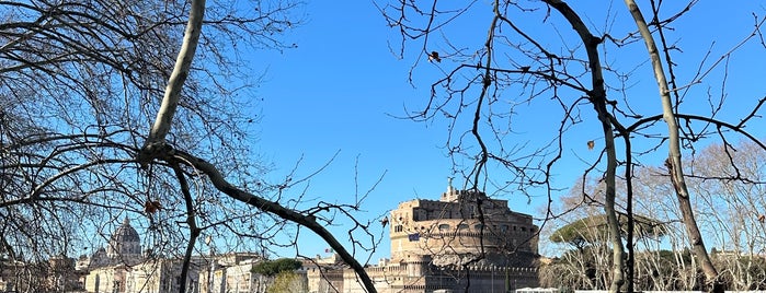 Ponte Sant'Angelo is one of Thomas's Saved Places.