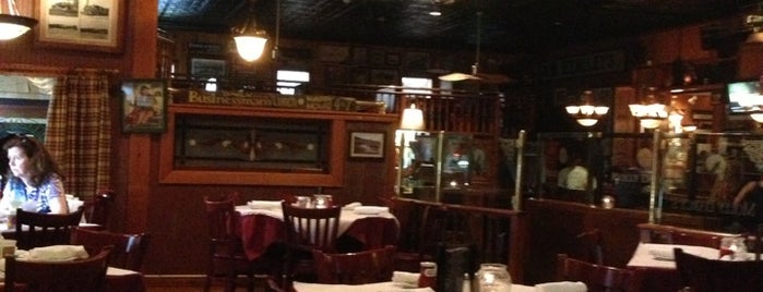 Molly Darcy's Irish Pub & Restaurant is one of Lieux qui ont plu à Jim.
