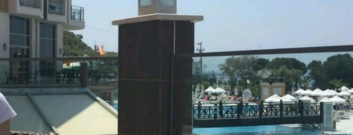 Relax Pool Bar is one of Tempat yang Disukai FATOŞ.