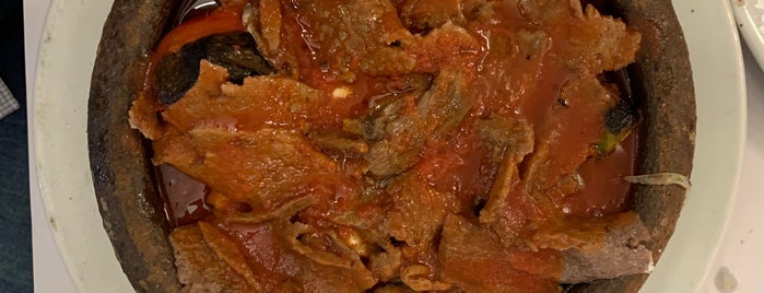Öz Asmaaltı Kebap & Döner is one of yemek.