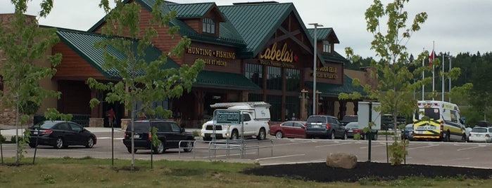 Cabela's is one of Lugares favoritos de Mustafa.