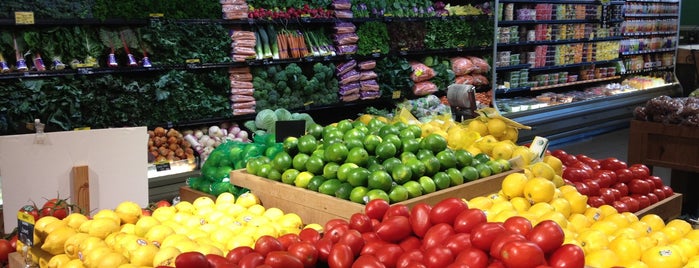 Whole Foods Market is one of Lugares favoritos de Karen.