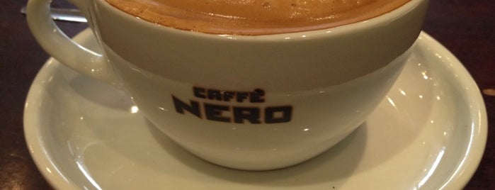 Caffè Nero is one of Lugares favoritos de Elliott.