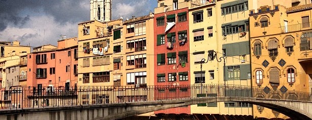 Girona is one of Cataluña (Barcelona).