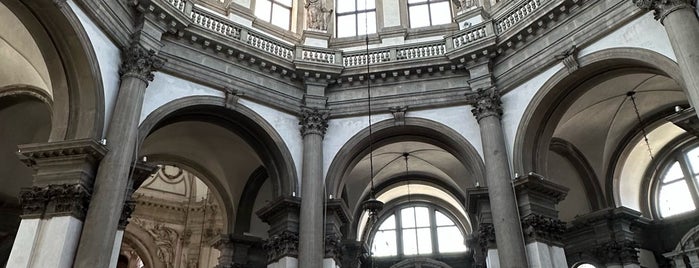 Basilica di Santa Maria della Salute is one of Arnさんの保存済みスポット.