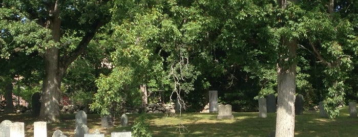 Old Dunstable Cemetery is one of Geocaching Spots.