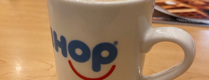 IHOP is one of Sharonさんのお気に入りスポット.