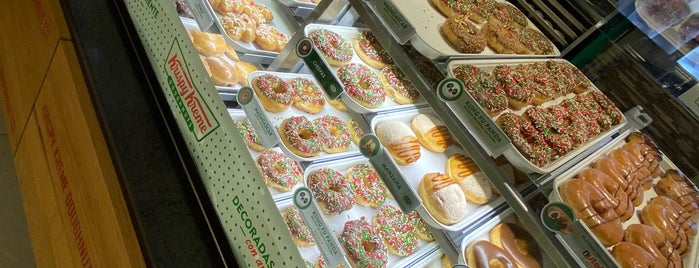 Krispy Kreme is one of Orte, die Mayte gefallen.