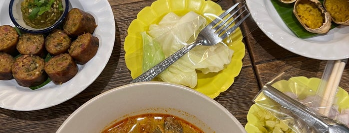อองตองข้าวซอย is one of Eating In Ari, Bangkok.