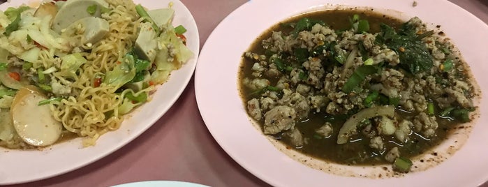 ส้มตำพี่ฐา is one of Chuckさんのお気に入りスポット.