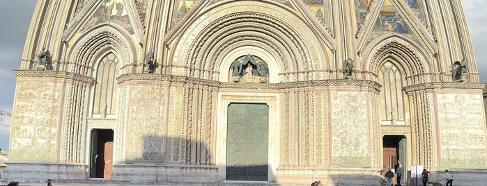 Duomo di Orvieto is one of Lieux qui ont plu à Serdar😋.