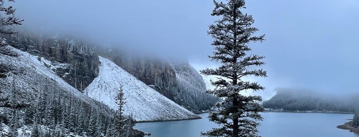 Moraine Lake is one of Canada.