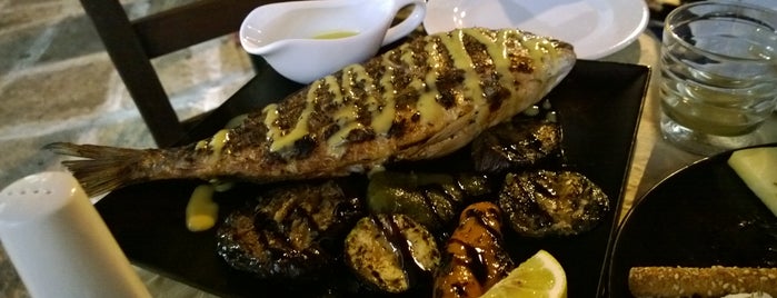 Pithari Restaurant is one of İos.