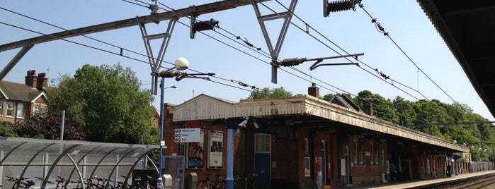 Brentwood Railway Station (BRE) is one of Tempat yang Disukai Paul.