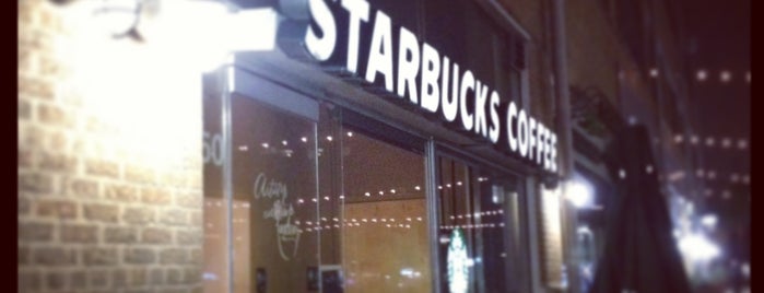 Starbucks is one of Everettさんのお気に入りスポット.