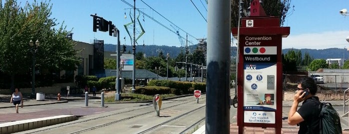 TriMet Convention Center MAX Station is one of Namcy💋 님이 좋아한 장소.