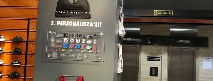 Nike Store is one of Fuat'ın Beğendiği Mekanlar.