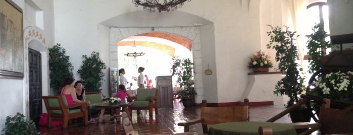 Hotel Hacienda Cocoyoc is one of Tempat yang Disukai Ross.