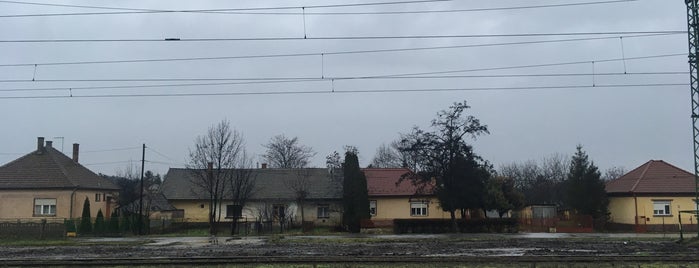 Újszász vasútállomás is one of Pályaudvarok, vasútállomások (Train Stations).