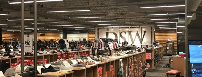 DSW Designer Shoe Warehouse is one of Leslieさんのお気に入りスポット.