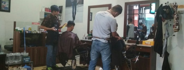 Hugo BARBERSHOP is one of Tempat yang Disukai Chloe.