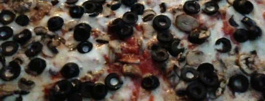Picnic Pizza is one of Locais curtidos por Robin.