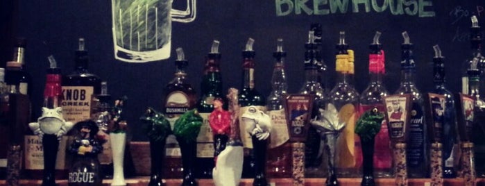 Rogue Brewhouse is one of Locais curtidos por Kathryn.