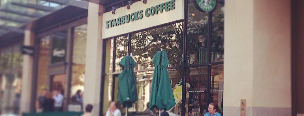 Starbucks is one of Orte, die Hugo gefallen.