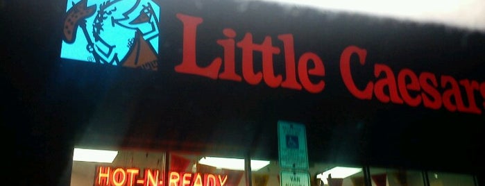 Little Caesars Pizza is one of สถานที่ที่ kayla ถูกใจ.
