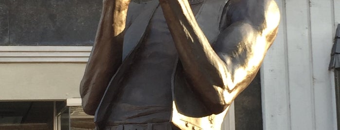 Miles Davis Statue is one of Lieux qui ont plu à Matt.