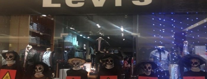 Levi's Store is one of สถานที่ที่ Joan Carlo ถูกใจ.