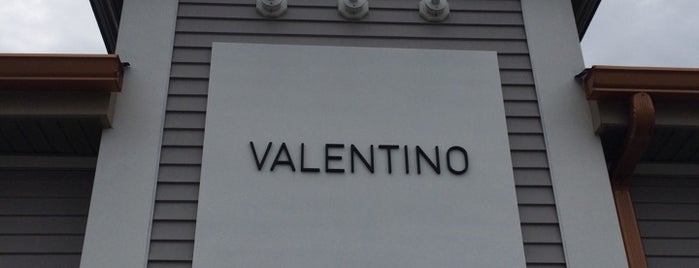 Valentino Outlet is one of Lieux qui ont plu à JJ.