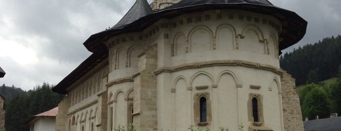 Mănăstirea Putna is one of Lugares favoritos de Thomas.
