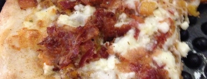 Cocco's Pizza is one of Locais curtidos por Taryn.