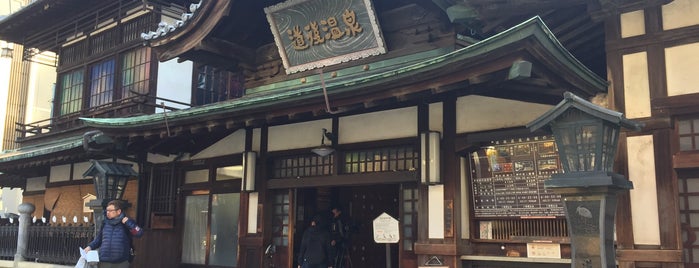 Dogo Onsen Honkan is one of สถานที่ที่ Takuma ถูกใจ.