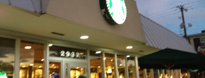 Starbucks is one of Tempat yang Disukai Esi.