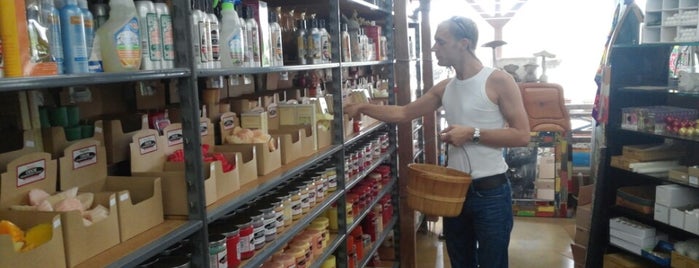 Candle factory store is one of Lugares favoritos de Todd.