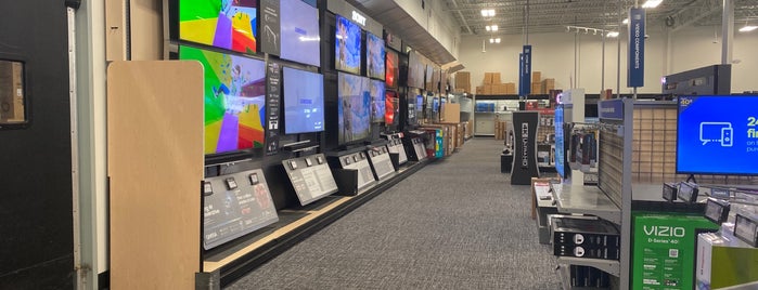 Best Buy is one of สถานที่ที่ David ถูกใจ.