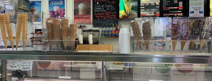 Village Ice Cream and Sweet Shoppe is one of Posti che sono piaciuti a Neha.