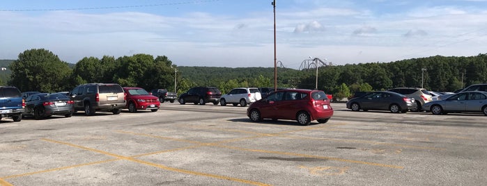 Silver Dollar City Parking Lot is one of Philさんのお気に入りスポット.