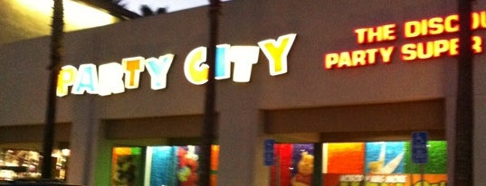 Party City is one of สถานที่ที่ Joelle ถูกใจ.