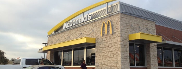 McDonald's is one of Tempat yang Disukai Debra.