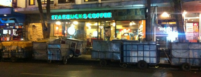 Starbucks is one of Tempat yang Disukai Vee.