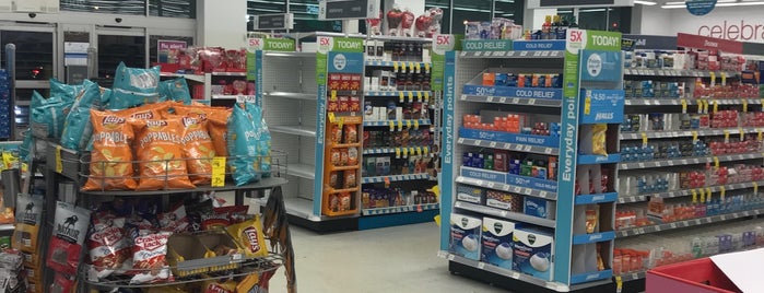Walgreens is one of Lugares favoritos de Denise D..