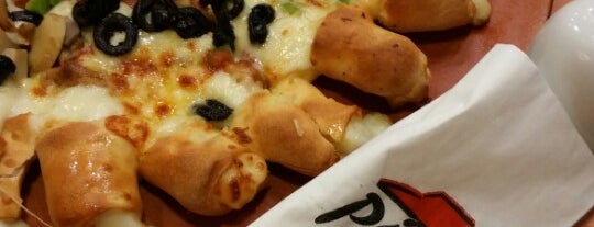 Pizza Hut is one of Locais curtidos por Reyner.